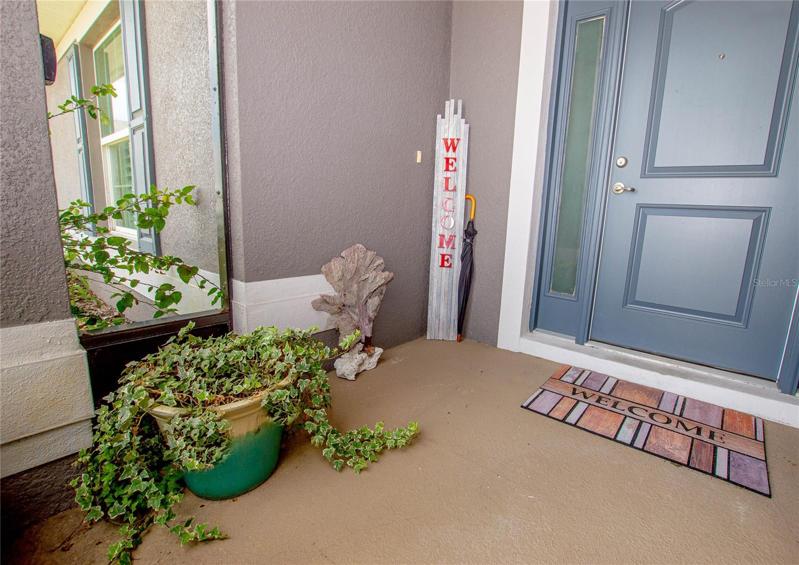 Screened in front porch.