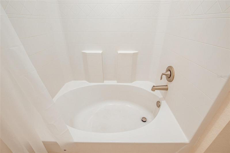 Large garden tub!