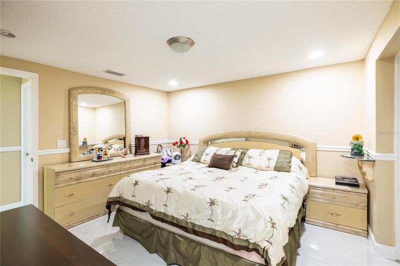 Master bedroom picture 2