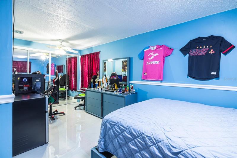 Secondary bedroom picture 2