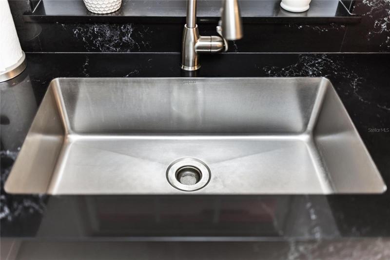 Kitchen sink round corners for easy cleaning.