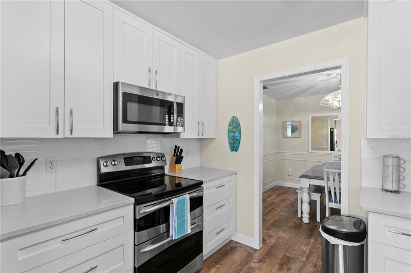 This double oven is sure to please the chef in the family. Direct access to the dining room close by.