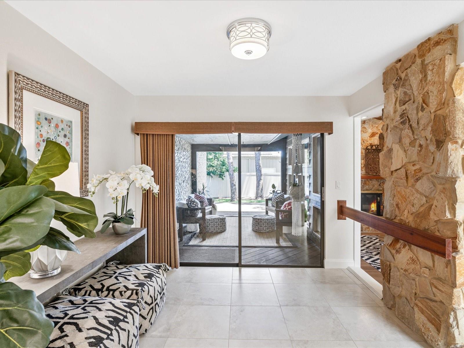 sitting room/dining area