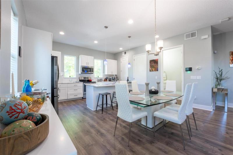Kitchen & Dining Area