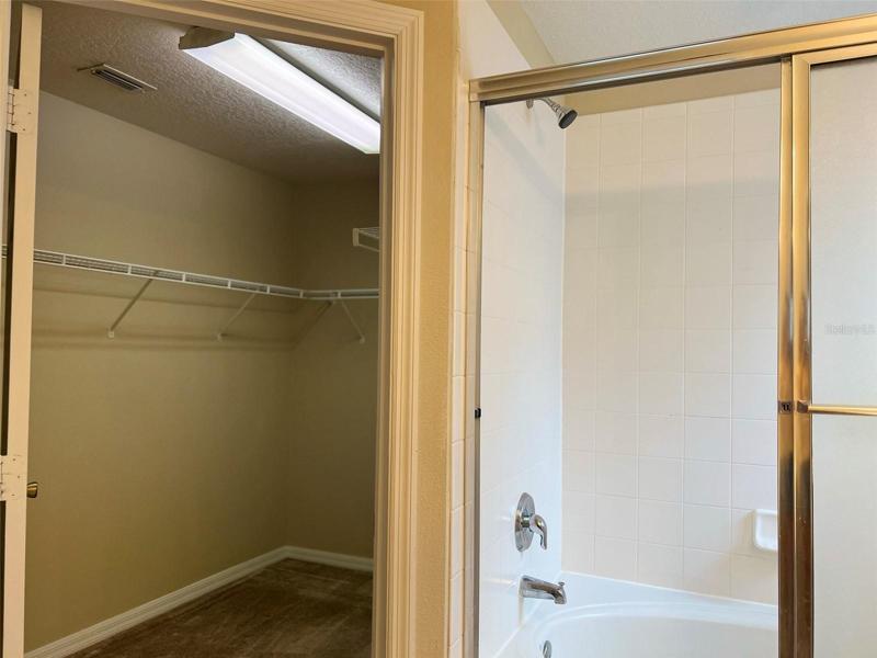 Shower and Tub Combo w/Walk-In Closet