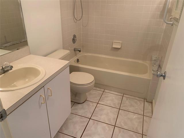 Guest bath with tub/shower
