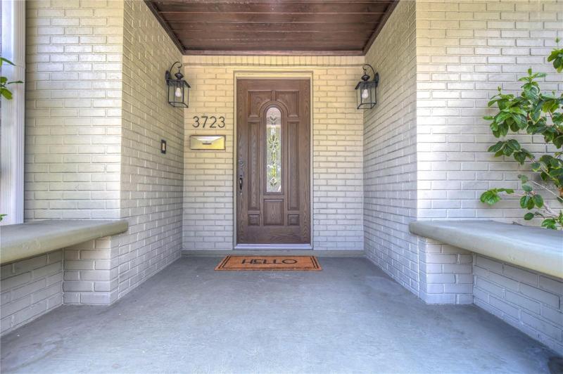 Welcoming entry w/decorative ceiling