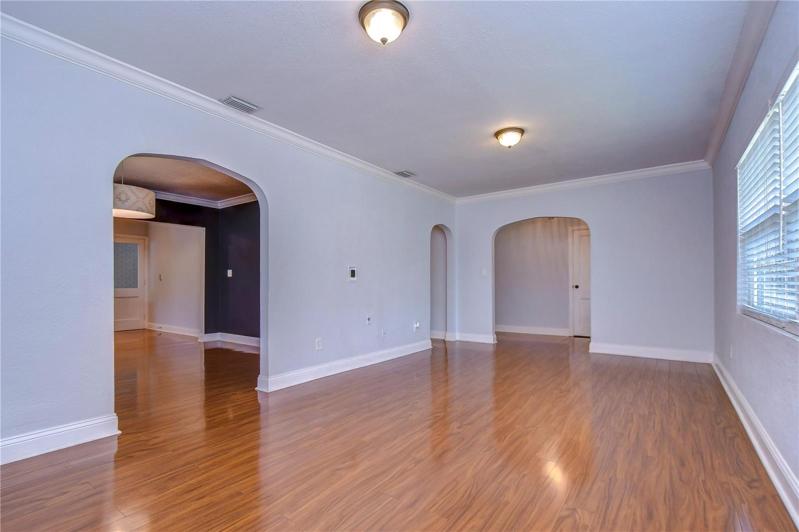 Living Rm archway to dining rm