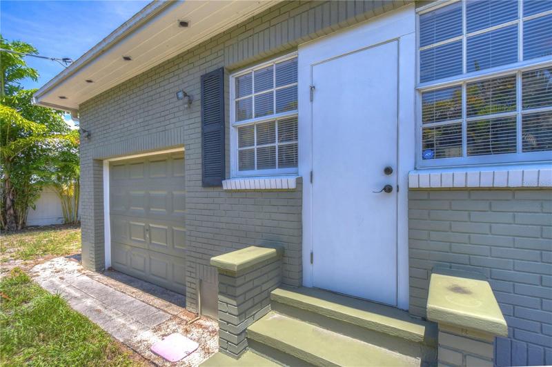 Side entry door to laundry rm/bonus/flex space