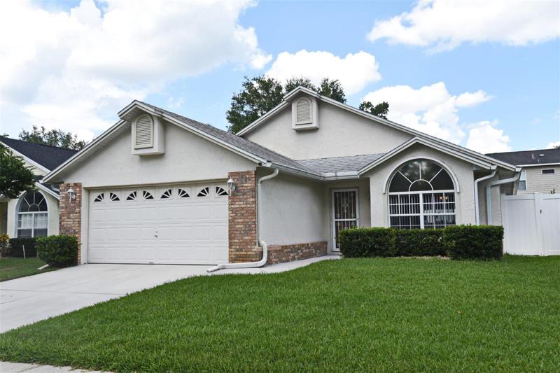 Welcome home to 358 Moffat Loop in Oviedo!