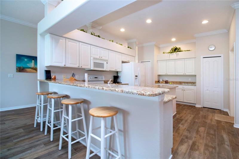 Breakfast bar between kitchen and dining room