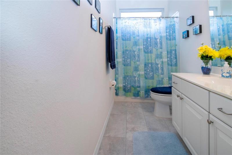 Guest bath, tub/shower