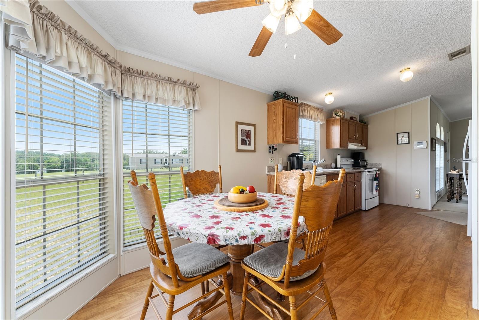 Another angle of entry from side/eat in kitchen