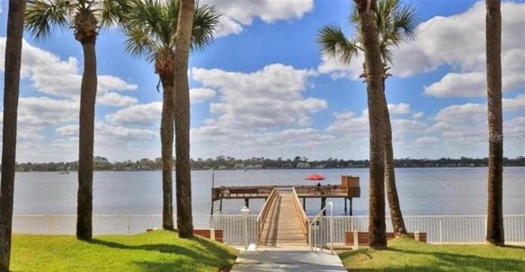 RELAX ON THE DOCK!
