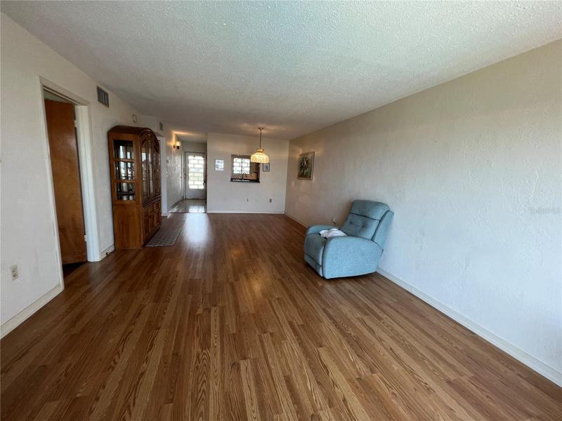 LIVING ROOM/DINING ROOM