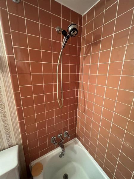 2ND BATHROOM SHOWER/TUB