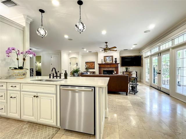 Kitchen and Eat-In