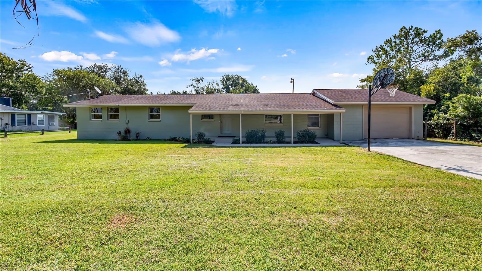 Front view of 10138 State Road 33, Groveland, FL