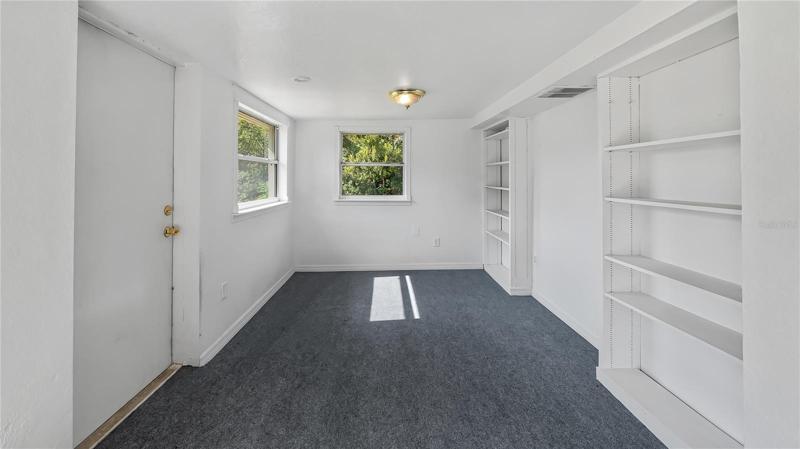 Another bonus room area off the back room. Door to back yard