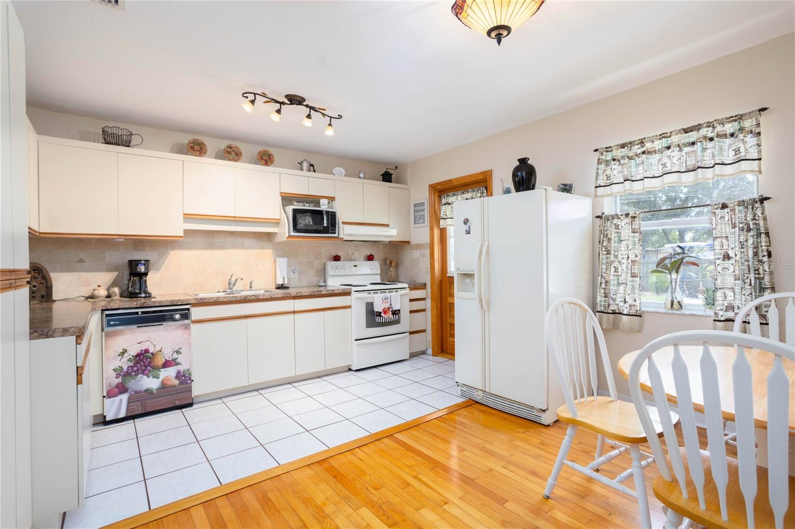 Kitchen/dining room combo