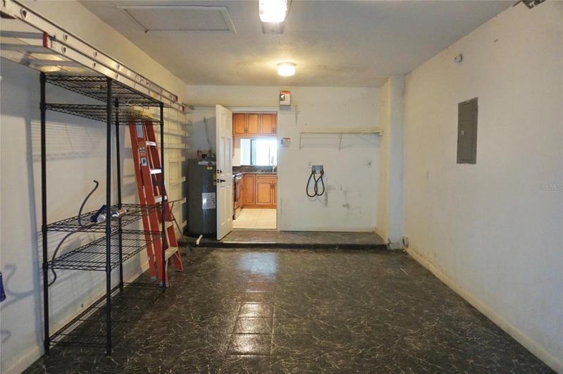 1 car garage with washer/dryer hookup