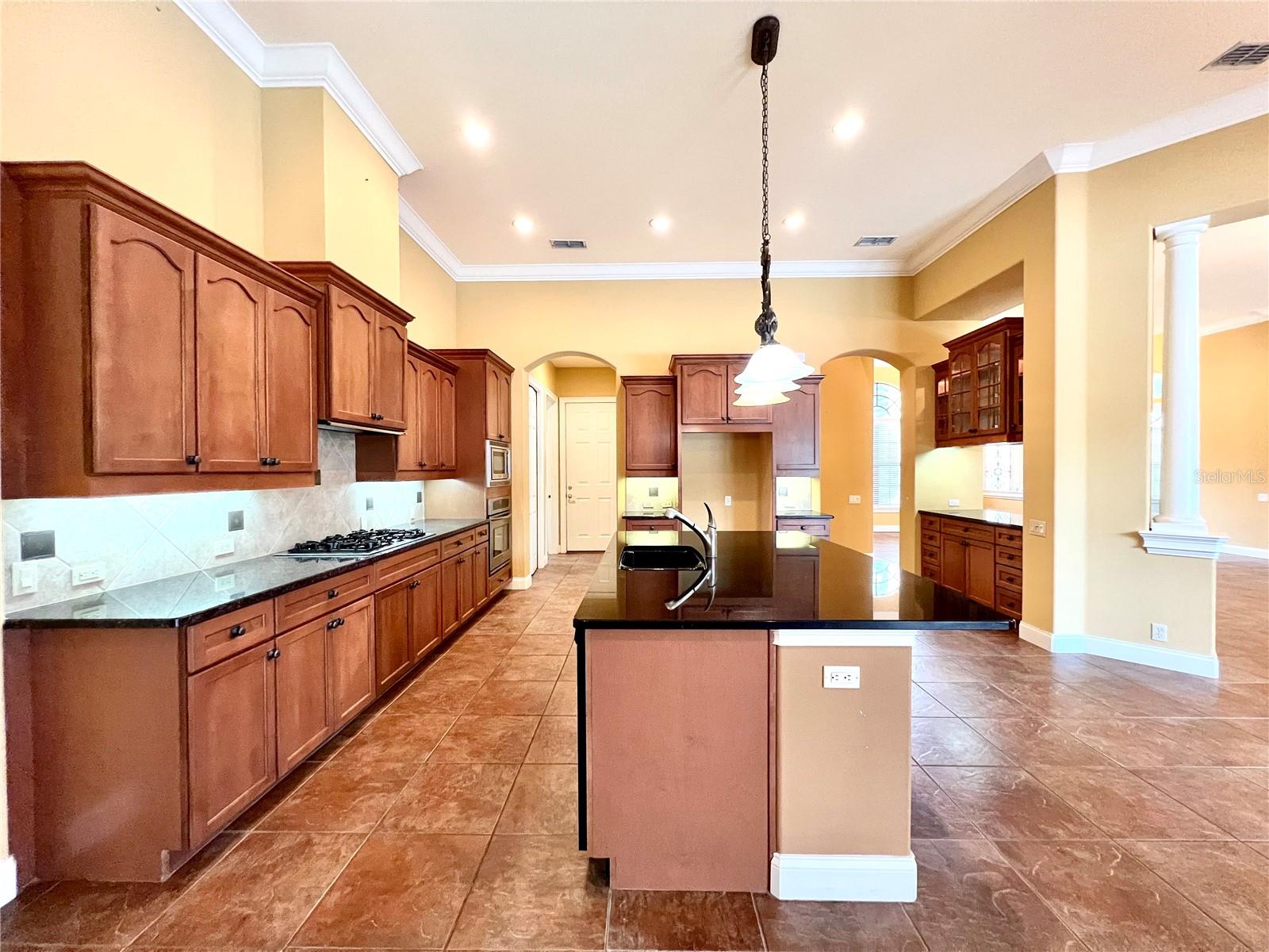 Large kitchen w/ lots of cabinets