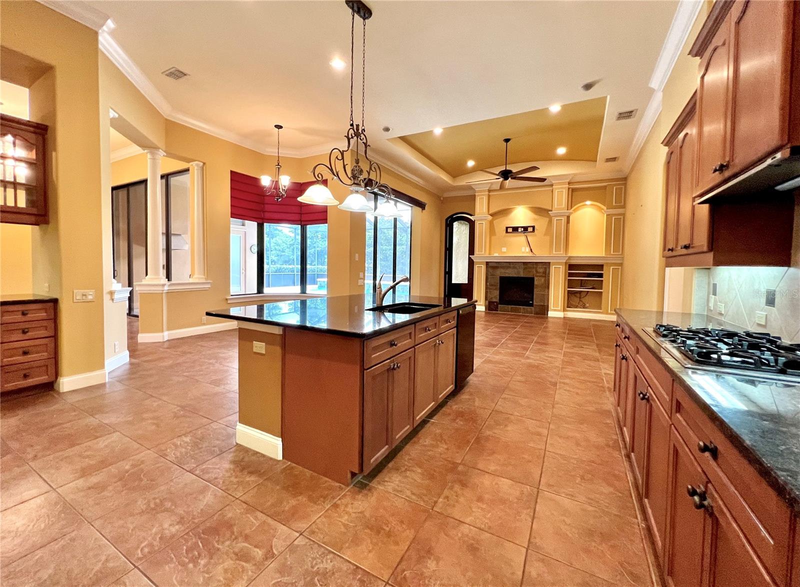 kitchen w/ island bar