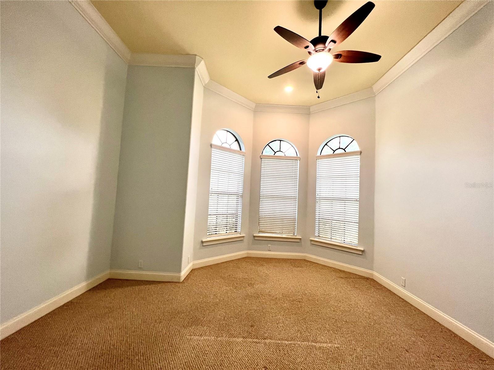 office w/ high ceiling &amp; pretty bay window
