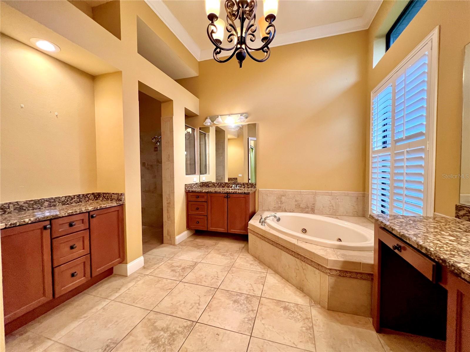 Beautiful master bath w/ triple vanities w/ granite countertops