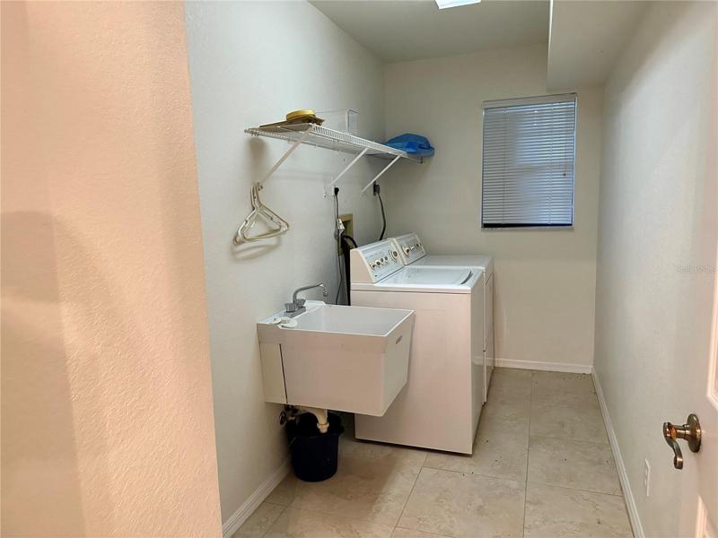 Laundry room with Laundry Tub