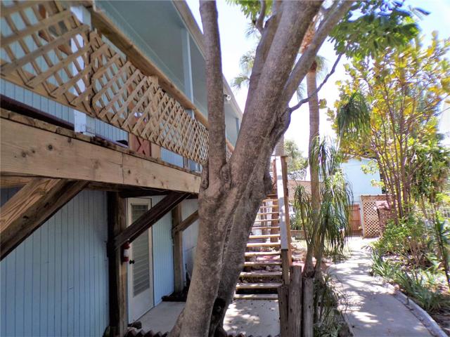 RIGHT SIDEYARD