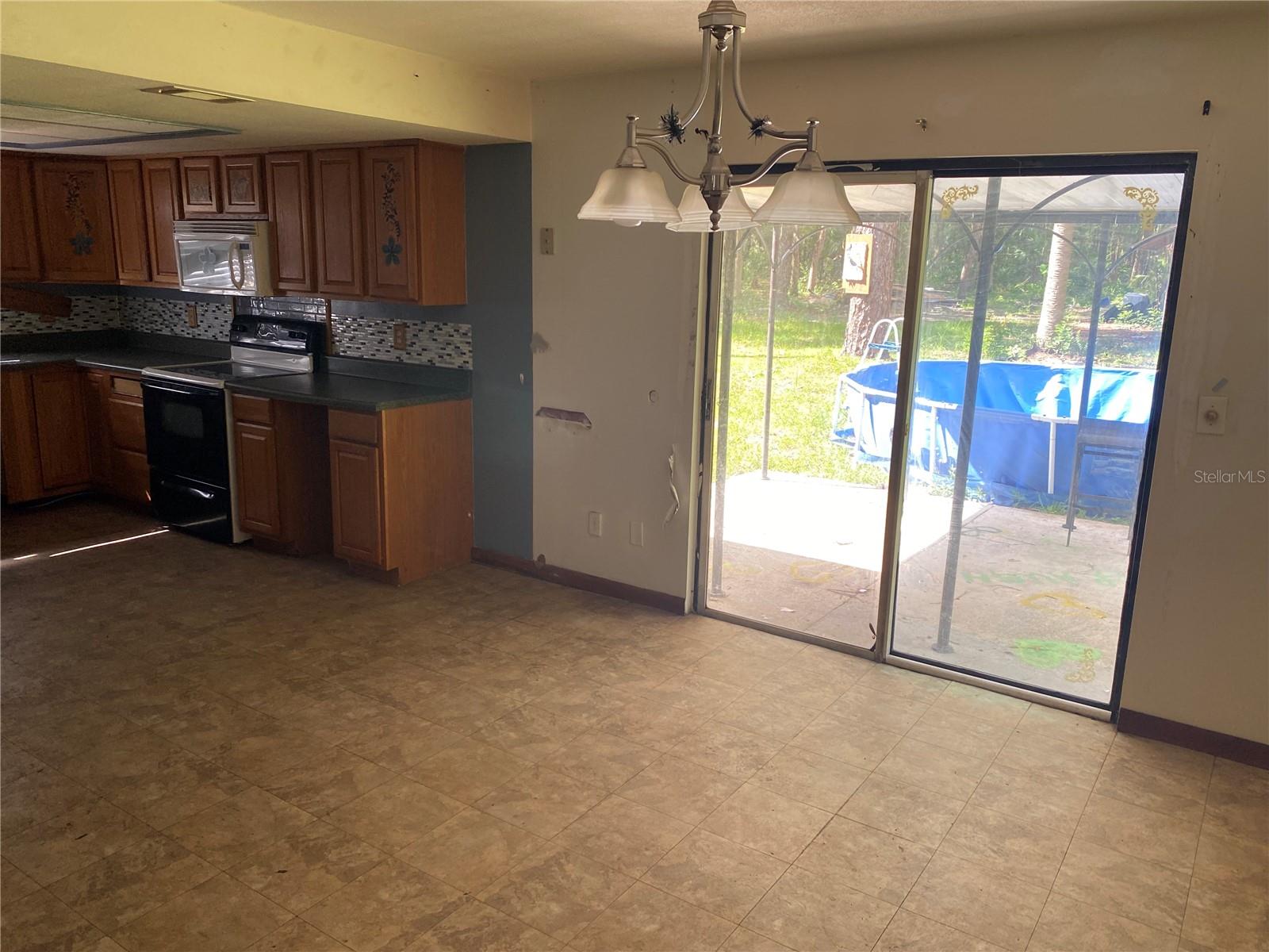 from the dining room to the kicthen