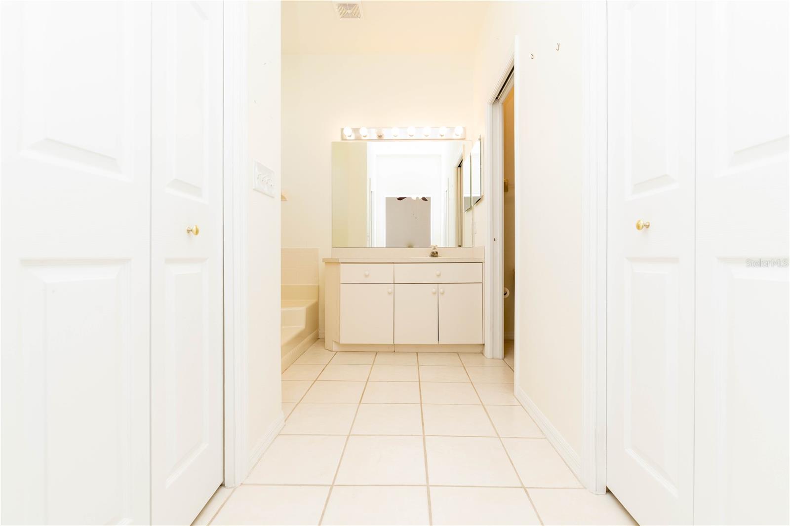 Master Bath w/ Garden Tub