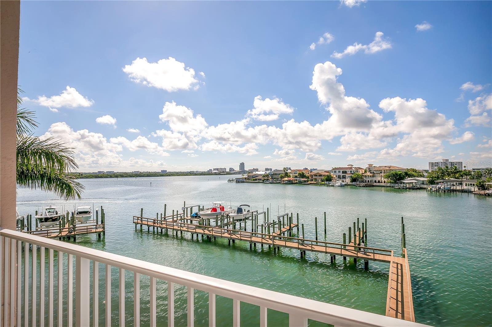 VIEWS OF INTRACOASTAL WATERWAY BOATS COMING AND GOING ALL DAY -DOLPHIN WATCH AND MANATEES SIGHTINGS ALL DAY
