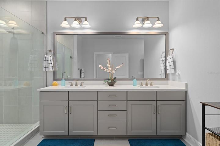 Owner's bathroom w dual sinks