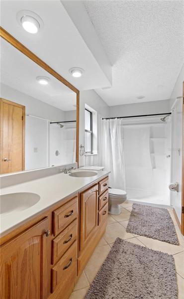 Master bath with dual sinks