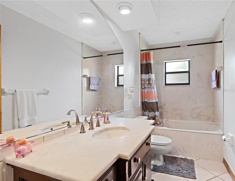 Bath features 4 whirlpool jet tub