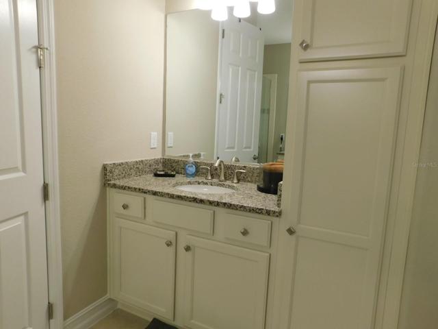 Double sinks in main bath