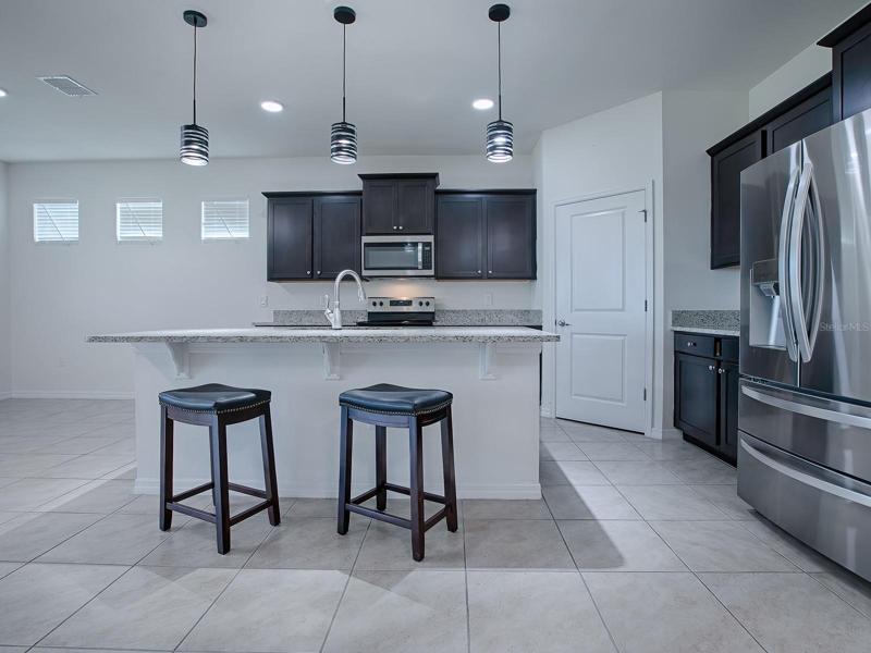 LOVELY PENDANT LIGHTING OVER THE BREAKFAST BAR!  PERFECT FOR ENJOYING MORNING COFFEE...