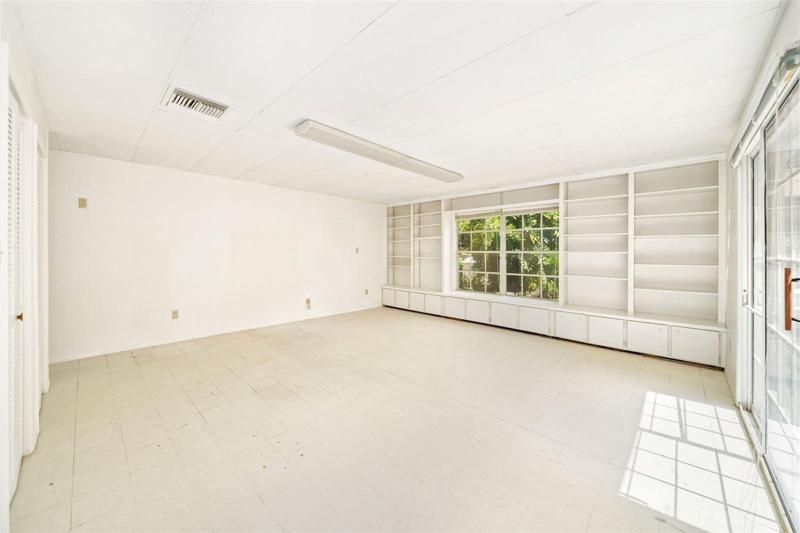 Large bonus room downstairs.