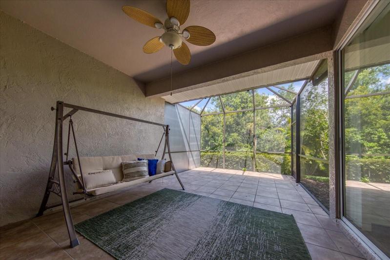 Lanai overlooking peaceful nature preserve