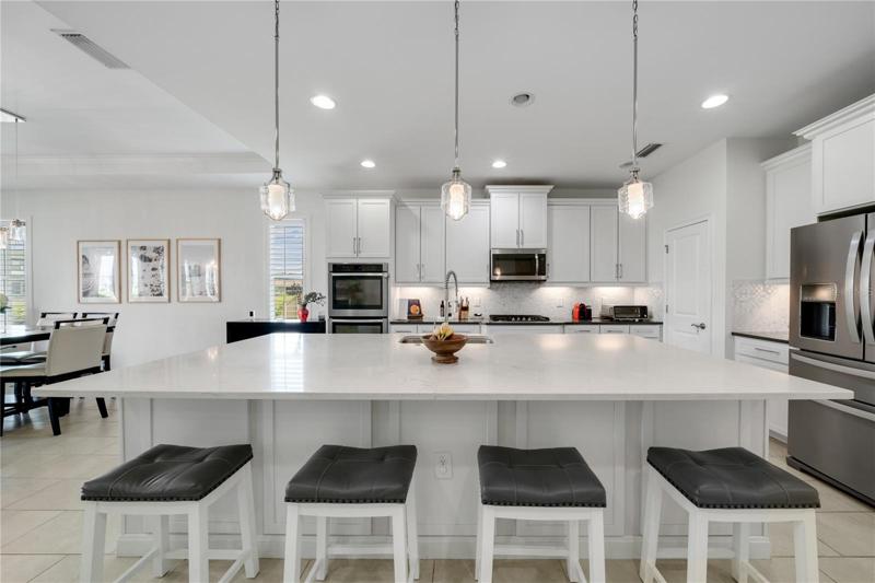 AMAZING ISLAND IN CHEFS KITCHEN