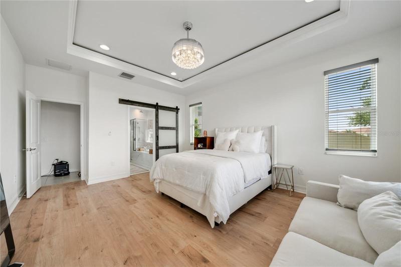 LARGE PRIMARY BEDROOM SUITE