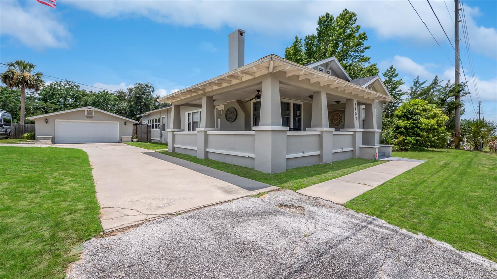U-Shaped Driveway to Detached Garage
