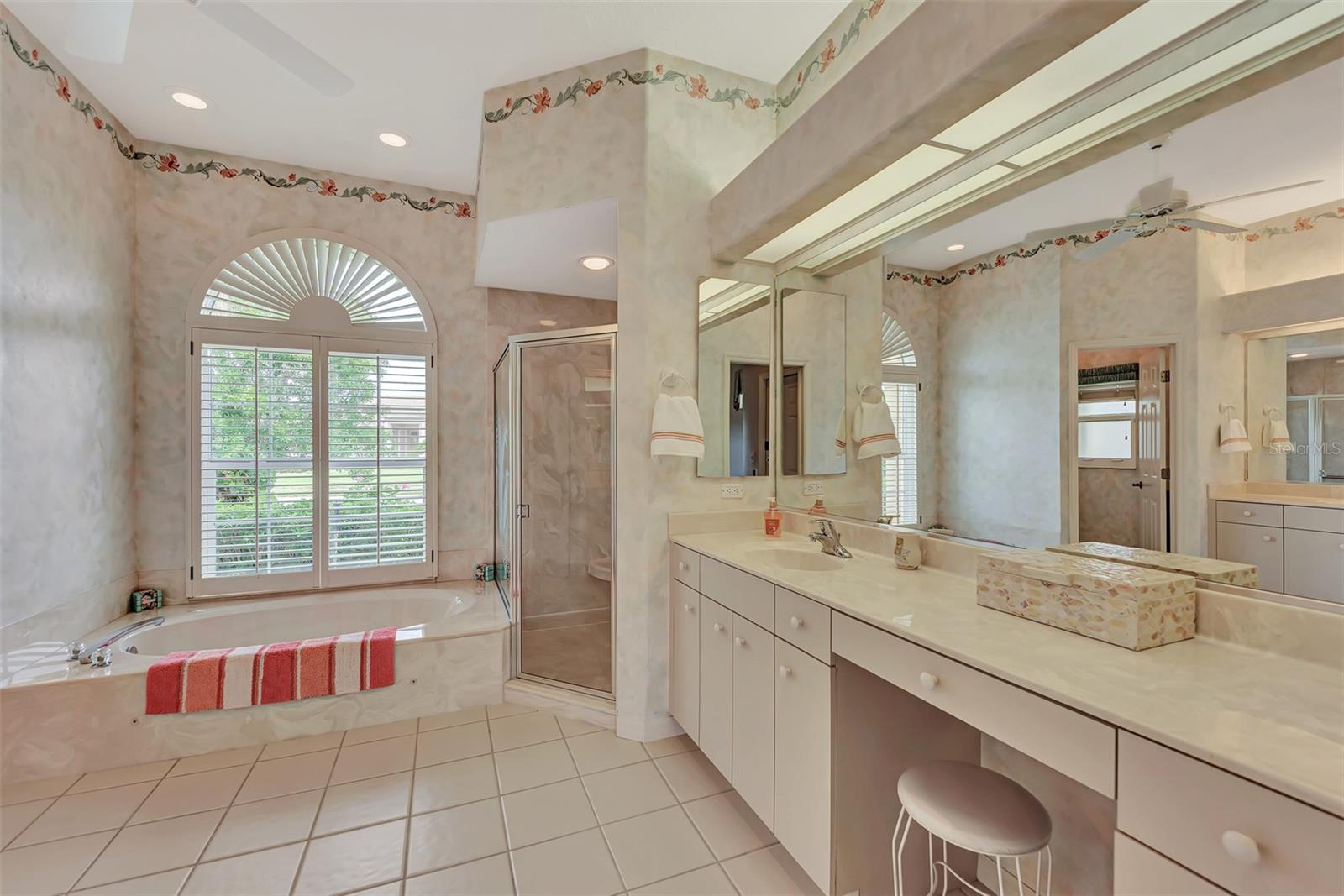 Spacious Master BAthroom Suite w/Soaking Tub & Separate Shower Stall