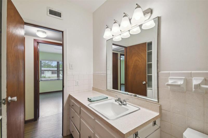 Single Vanity Counter Space.