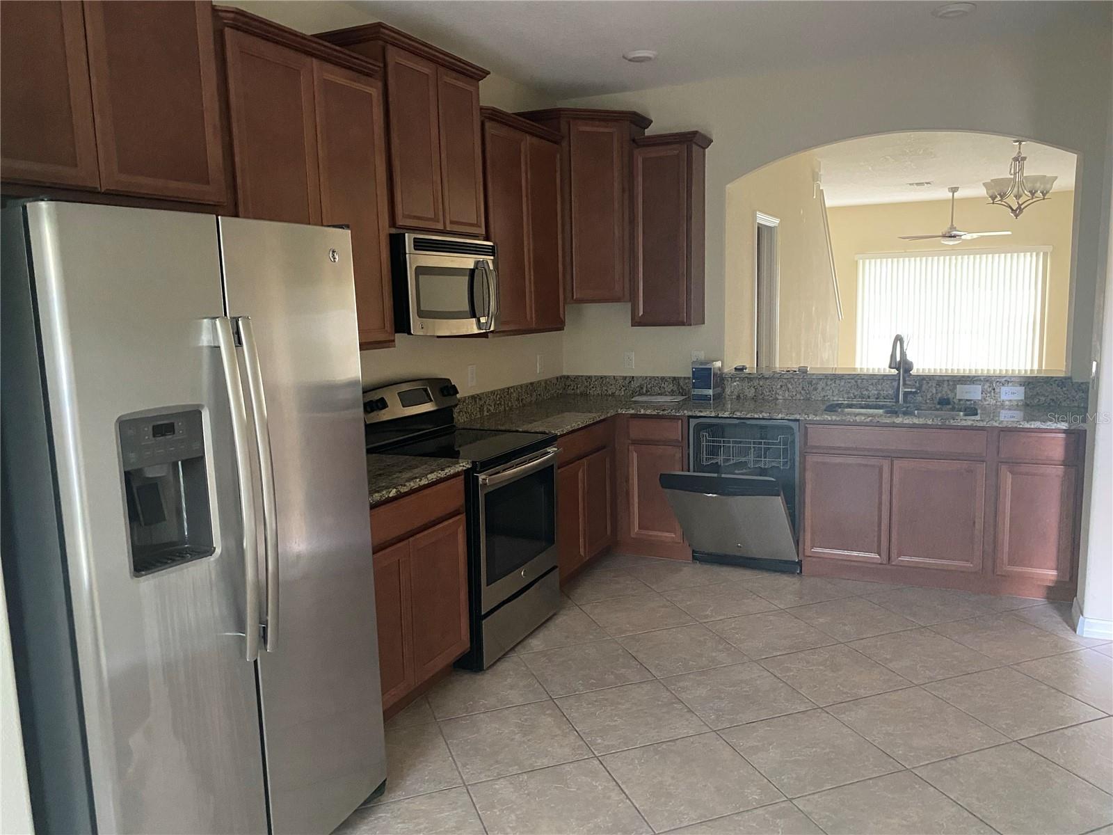 Stainless steel appliances and ample cabinets