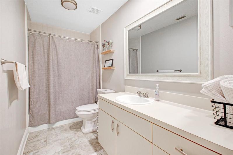 Bathroom 2 with Shower and Tub