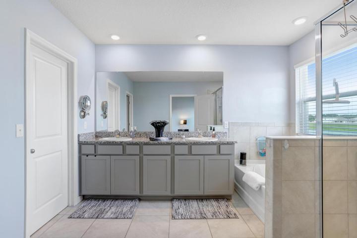 Dual sinks in master bath