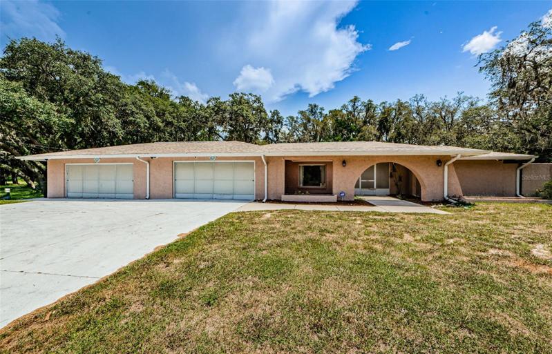 Moon Lake Lakehouse - 5 bedroom 3 bathroom 1 Acre +